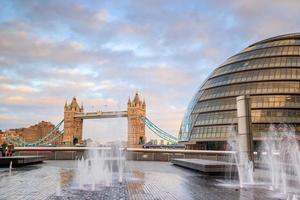 Tower Bridge en Londres, Gran Bretaña. foto