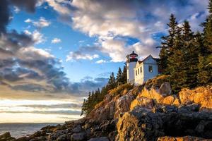 faro del puerto de bass al atardecer parque nacional acadia foto