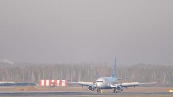 novosibirsk, federação russa 17 de junho de 2020 - boeing pobeda freando após o pouso no terminal do aeroporto. Pobeda companhia aérea russa de baixo custo. o avião de passageiros chegou ao aeroporto video