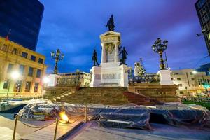 la plaza sotomayor en valparaiso, chile foto