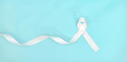 mes de concientización sobre el cáncer de pulmón con cinta blanca. concepto de salud y medicina. foto