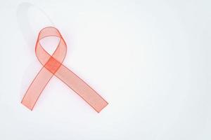 conciencia de la cinta roja de primer plano sobre fondo blanco para la campaña del día mundial del sida. concepto de salud y medicina. foto