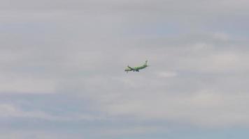 novosibirsk, ryska federation juni 27, 2021 - flygplan av s7 flygbolag nedåtgående innan landning på tolmachevo flygplats. video