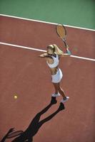 mujer joven jugar al tenis foto