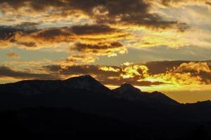 cielo dramático al atardecer en los alpes chiemgau con hochfelln y hochgern foto