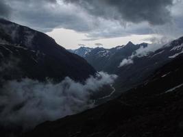 tormenta moviéndose hacia el valle de umbal, parque nacional hohe tauern, austria foto