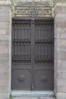 puerta de estilo vintage y antiguo muro de piedra foto