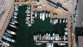 vue aérienne de bots dans la marina du port video