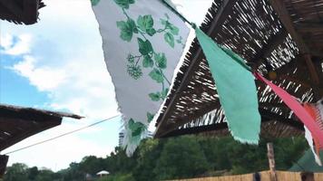 ondas triangulares multicolores de la bandera del banderín en el viento en un día soleado video