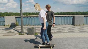 dois jovens praticam skate video