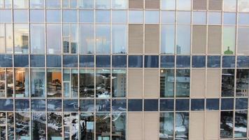 exterior de un rascacielos moderno con ventanas de vidrio reflectante video