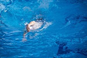 ejercicio de nadador en piscina cubierta foto