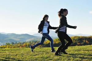 grupo de adolescentes se divierten al aire libre foto