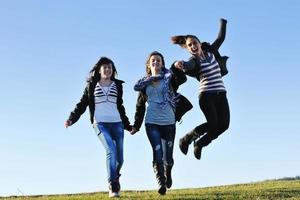 grupo de adolescentes se divierten al aire libre foto