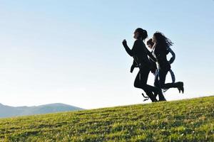 grupo de adolescentes se divierten al aire libre foto