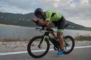 atleta de triatlón montando bicicleta foto