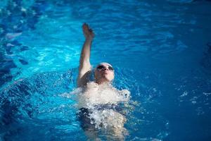 ejercicio de nadador en piscina cubierta foto