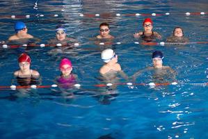 .niños divirtiéndose en una piscina foto