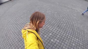 mujer joven tomando video selfie en la calle