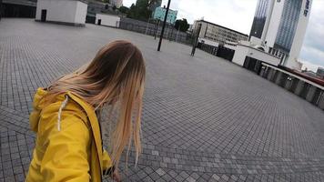jong vrouw nemen selfie video Aan de straat