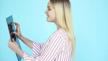 mujer joven con tablet portátil futurista video