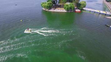 Luftaufnahme des Ufers, Promenade, Segelboote, Jetski video