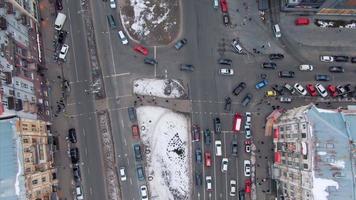 antenne visie van besneeuwd kyiv of kiev stad, top visie van straten en auto's video