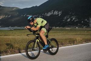 atleta de triatlón montando bicicleta foto