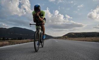 atleta de triatlón montando bicicleta foto