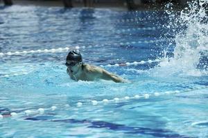 nadador en piscina foto