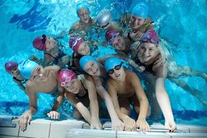 grupo de niños felices en la piscina foto