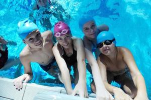 grupo de niños felices en la piscina foto