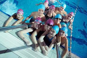 grupo de niños felices en la piscina foto