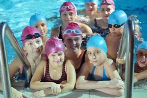 grupo de niños felices en la piscina foto