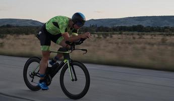 atleta de triatlon andando en bicicleta foto