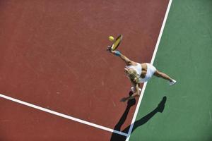 mujer joven jugar al tenis foto