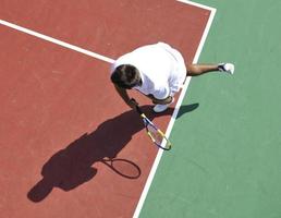 joven jugar al tenis al aire libre foto