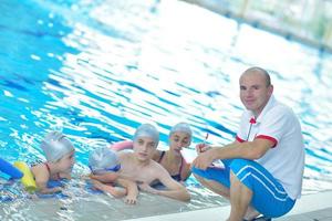 grupo de niños en la piscina foto