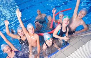 grupo de niños en la piscina foto