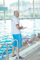 grupo de niños en la piscina foto