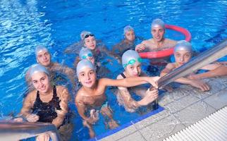 grupo de niños en la piscina foto