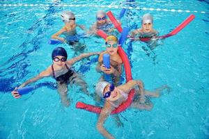 grupo de niños felices en la piscina foto