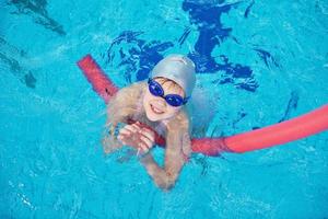 grupo de niños felices en la piscina foto