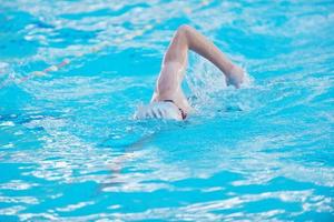 nadador en piscina foto