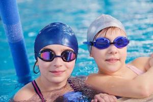 grupo de niños felices en la piscina foto