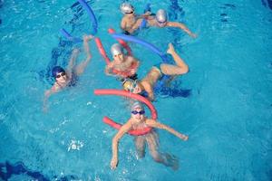 grupo de niños felices en la piscina foto