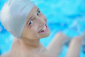 retrato de niño en la piscina foto