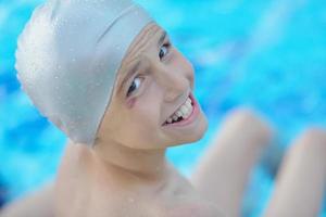 retrato de niño en la piscina foto