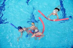 grupo de niños felices en la piscina foto