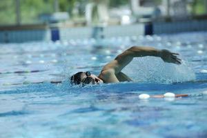 nadador en piscina foto